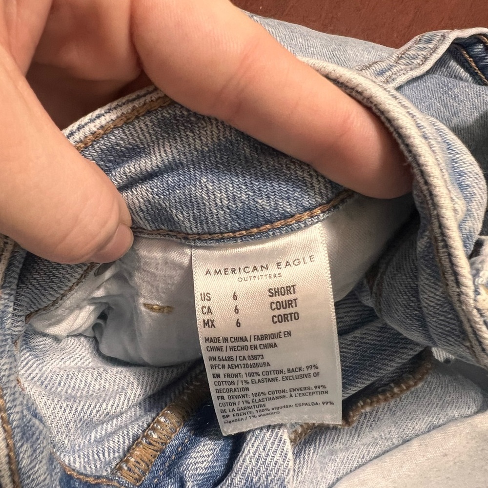 American Eagle Outfitters Light Blue Short Mom Jeans - Picture 2 of 5